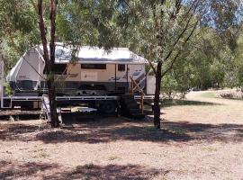 RV Caravan in Rural Setting on Edge of Town close to AgQuip，位于冈尼达的露营地