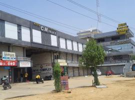 HOTEL CM PALACE & GUEST HOUSE & P.G ROOMS，位于Kalol的酒店