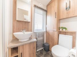 Tastefully decorated lodge on popular holiday park, easy access to Lakes and Dales and free parking，位于康福斯的酒店