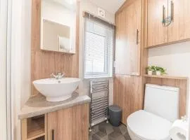 Tastefully decorated lodge on popular holiday park, easy access to Lakes and Dales and free parking