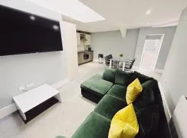 2 Bedroom Apartment in the Heart of Newcastle - Spacious - Sleeps 7