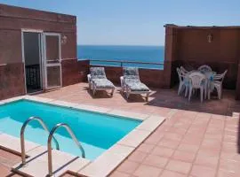 Ático con Piscina Privada y Vistas al Mar