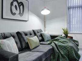 Stylish 2 bedroom flat - 15 minutes to Liverpool City Centre，位于伯肯黑德的酒店