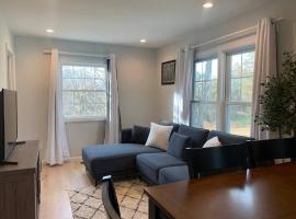 Silver Spring Serene 2BR 2BA, Nature And Access，位于银泉的公寓
