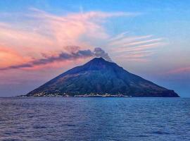 Stromboli Suite Apartment with Terrace Volcano & Sea view，位于斯特龙博利的酒店