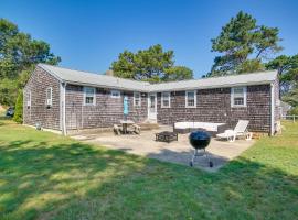 Walk to Beach and Main St Cape Cod Home with Yard!，位于西丹尼斯的酒店