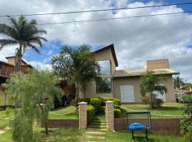 Casa com piscina no interior em condomínio fechado，位于Quadra的酒店