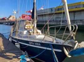Cozy Lisbon Marina Sleepaboard - Sail Away，位于里斯本的船屋