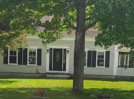 Farmhouse Chic in the Heart of the Sebago Lakes Region，位于Raymond的酒店