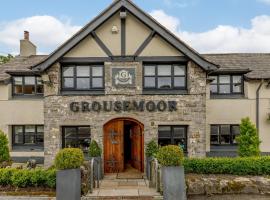The Grousemoor - North Wales luxury 7 bedroom holiday rental，位于Llandegla的带停车场的酒店