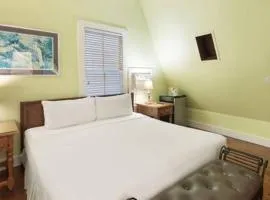 Curry House - Pool, King Bed & Balcony! Room 7