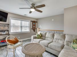 Bright Duplex Condo Walk to Brigantine Beach!，位于布里根泰恩的酒店