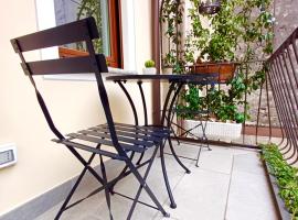 LE RONDINI - Courtyard apartment with balcony & terrace，位于莱萨的酒店