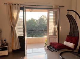 2BHK Fully Furnished Penthouse With Living Hall And Kitchen Krishi Nagar Nashik，位于纳西克的公寓