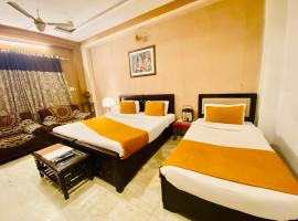 Hotel Meenakshi Udaipur - Family Preffered Hotel，位于乌代浦达博克机场 - UDR附近的酒店