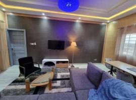 Résidence Schilo - appartement équipé avec piscine privée et rooftop，位于Abomey-Calavi的酒店