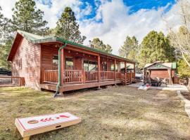 Overgaard Cabin with Private Deck, Grill and Fire Pit!，位于Overgaard的酒店