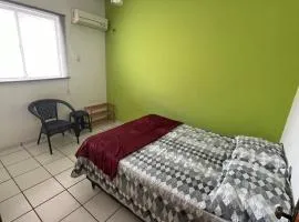 Quarto acolhedor em apto com ótima localização.