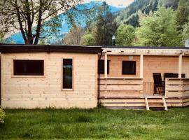 Mountainview Lodge - Chalet im Zillertal direkt am 5 Sterne Campingplatz Aufenfeld mit Hallenbad und Sauna，位于阿绍的木屋
