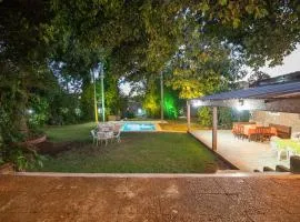 chalet con parque quincho y pileta