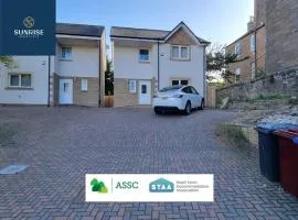 MUIRTON HOUSE, 4 Bed House, 4 Car Driveway, 2 Bathrooms, Smart TVs in every room, Fully Equipped Kitchen, Large Dining and Living Space, Rear Garden, Free WiFi, Mid to Long Stay Rates Available by SUNRISE SHORT LETS