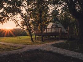 Furnished Teepee/Glamping/Kayak Ramp/King Bed，位于Stanton的豪华帐篷