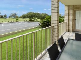 Walk to Surf Beach - Ground floor apartment - Bribie Horizons Boyd St, Woorim，位于Woorim的酒店