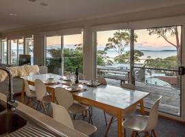 Expansive Bay Views, Light & Airy House, Wood Fire，位于海姆斯海滩的酒店