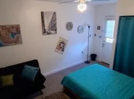 Private Guest Cozy Room w/Full Bathroom