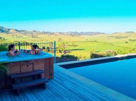 Luxury Country retreat，位于Cooks Beach的带按摩浴缸的酒店