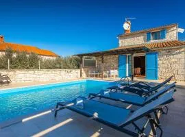 Rustic villa casa Nadalina with pool in Visnjan