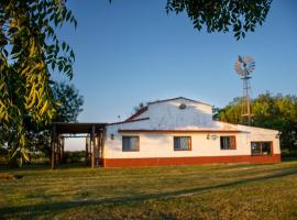 Estancia La Choza - Yellow Cardinal Lodge，位于Curuzú Cuatiá的乡间豪华旅馆