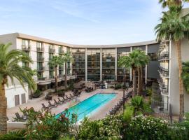 Embassy Suites by Hilton Phoenix Biltmore，位于凤凰城驼峰东的酒店