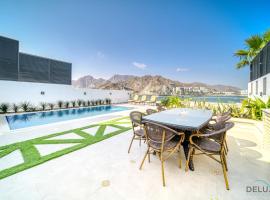 Grand 4BR Villa with Assistant's and Driver's Room Al Dana Island Fujairah by Deluxe Holiday Homes，位于富查伊拉的酒店