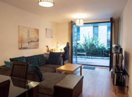 Spacious 1 bed Apartment with workspace, Coffee & FREE Parking，位于伯明翰Saint Martin in the Bull Ring附近的酒店