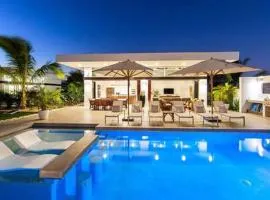 3 bdrs Luxury Villa with Private Pool and Beach Access, 500ft from Long Bay Beach - V102