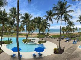 Beachfront Luxury 2 Bedroom at Wyndham Rio Mar, PR，位于卢基约的豪华酒店