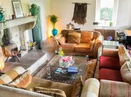 Bohemian Experience Wellness, Jacuzzi, Sauna, BBQ, Garden, Sleeps 14