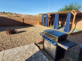 I Deal Lake Powell Home 3BR, Jacuzzi, BBQ, Firepit，位于佩吉的酒店