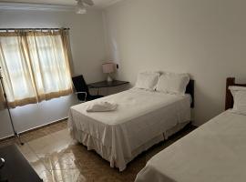 Quarto com / Bosque / Estoril / SJC，位于圣若泽杜斯坎普斯的酒店