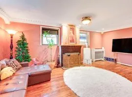 Welcoming Glen Cove Home about 1 Mi to Public Beach!