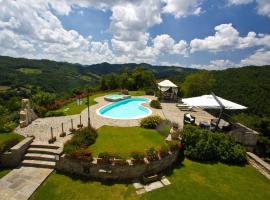 Stunning villa with pool, Jacuzzi and wonderful view，位于阿佩基奥的酒店