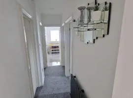 Captivating 2-Bed Apartment in Tenby