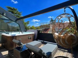 Superbe appartement avec jacuzzi, sauna et hammam, proche de Paris，位于沙蒂永的酒店