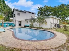 Pompano Beach Luxury Home with a Pool & Close to Beach，位于帕诺滩的酒店