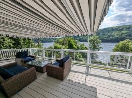 Candlewood Lake -Family Getaway, Lakefront 3775 sqft Home，位于丹伯里的酒店