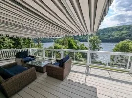 Candlewood Lake -Family Getaway, Lakefront 3775 sqft Home