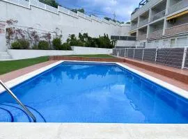 Apartamento acogedor y moderno cerca de la playa con piscina comunitaria, parking y wifi - ES-228-173