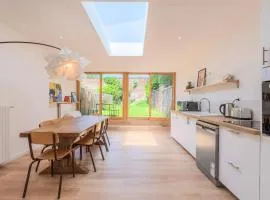 Spacious house with 4 bedrooms & garden, near tram