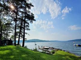 Winnipesaukee Lakefront w/ Dock，位于拉科尼亚的酒店